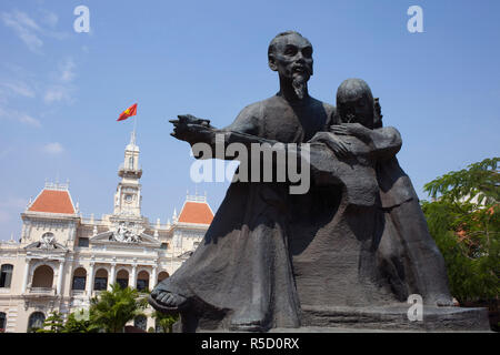 Il Vietnam, Ho Chi Minh City, Ho Chi Minh statua e Municipio Foto Stock