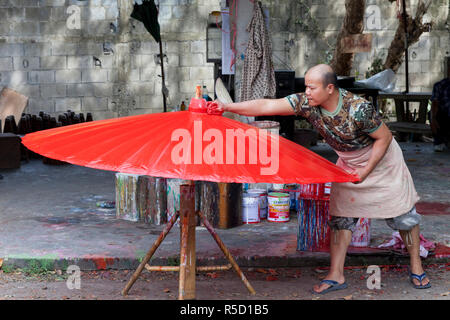 Thailandia Chiang Mai, Borsang villaggio ombrello Ombrello, rendendo Foto Stock