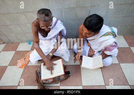 Singapore, Little India, sacerdoti in Sri Veerama-kaliamman tempio indù Foto Stock