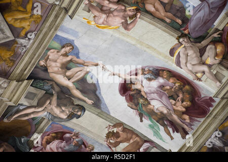 Italia, Roma, il Vaticano, Musei Vaticani e Cappella Sistina di Michelangelo affresco della creazione di Adamo Foto Stock