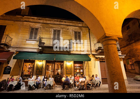 L'Italia, Piemonte, Lago d'Orta, città di Orta, caffè in Piazza Mario Motta Foto Stock