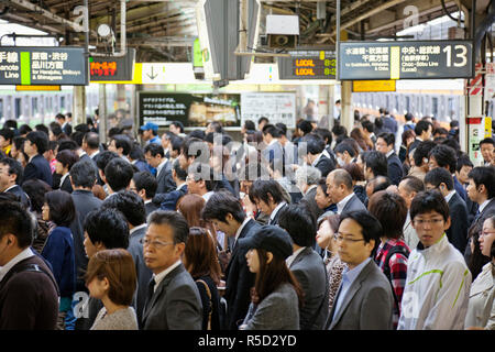 Giappone, Tokyo Shinjuku, Stazione di Shinjuku, Rush Hour pendolari Foto Stock