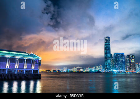 Notte vista panoramica sullo skyline di tutta porto Victoria di Hong Kong Foto Stock