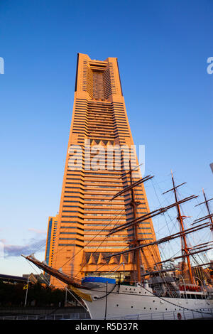 Giappone, Tokyo, Yokohama Landmark Tower Building e Nippon Maru Addestramento alla vela di nave Foto Stock