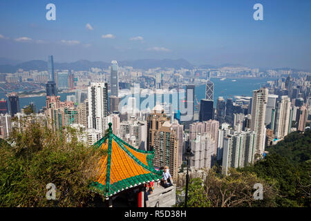 Cina, Hong Kong, vista dal Victoria Peak, skyline della città e del porto di Victoria Foto Stock