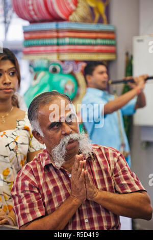 Singapore, Little India, Sri Srinivasa Perumal Temple, uomo che prega Foto Stock