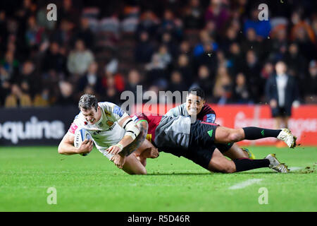 Londra, Regno Unito. 30 Novembre, 2018. Ian Whitten di Exeter Chiefs viene affrontato durante la Premiership Gallagher match tra arlecchini e Exeter Chiefs a Twickenham Stoop il Venerdì, 30 novembre 2018. Londra Inghilterra. (Solo uso editoriale, è richiesta una licenza per uso commerciale. Nessun uso in scommesse, giochi o un singolo giocatore/club/league pubblicazioni.) Credito: Taka G Wu/Alamy News Credito: Taka Wu/Alamy Live News Foto Stock
