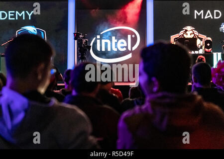 Barcellona, in Catalogna, Spagna. 30 Novembre, 2018. Il logo Intel è visto durante la fiera.Il salone, giochi di Barcellona fiera mondiale dedicata al video industria del gioco presenta la sua principale mostra a Barcellona tra il 29 novembre e il 2 dicembre. La sala espositiva avrà più di 194 marche espositrici. Credito: Paco Freire SOPA/images/ZUMA filo/Alamy Live News Foto Stock