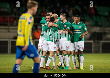 DORDRECHT , 30-11-2018 , Riwal Hoogwerkers Stadium , Calcetto , Stagione 2018/2019 , olandese Keuken Kampioen Divisie , FC Dordrecht - RKC Waalwijk , FC Dordrecht giocatori celebrare l obiettivo di FC Dordrecht giocatore Oussama Zamouri (m) durante la partita Foto Stock