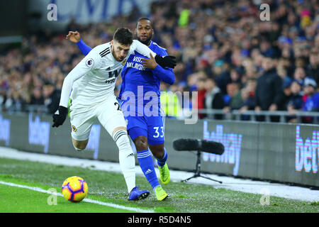 Cardiff, Galles, UK. 30 Nov 2018. Matt Doherty di lupi e Junior Hoilett di Cardiff City durante il match di Premier League tra Cardiff City e Wolverhampton Wanderers al Cardiff City Stadium di Cardiff, Galles il 30 novembre 2018. Foto di Dave Peters. Solo uso editoriale, è richiesta una licenza per uso commerciale. Nessun uso in scommesse, giochi o un singolo giocatore/club/league pubblicazioni. Credit: UK Sports Pics Ltd/Alamy Live News Foto Stock