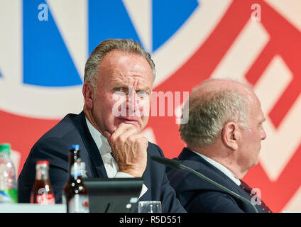 Karl-Heinz RUMMENIGGE (CEO, Vorstandsvorsitzender FCB AG) e Uli Hoeness (Presidente del FCB ), Presidente del FCB e presidente, reagiscono su di membri importanti scritte alla riunione generale annuale , FC Bayern Monaco di Baviera nella cupola Audi Monaco di Baviera, Novembre 30, 2018, STAGIONE 2018/2019, © Peter Schatz / Alamy Live News Foto Stock