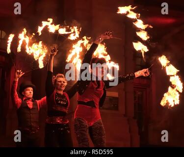 30th, novembre 2018. Glasgow, Scotland, Regno Unito, Europa. West End Festival. Un trio di fuoco i filatori presso il St Andrew's Day Torchlight Parade come parte dell'evento della Scozia eventi invernali Programma. Foto Stock