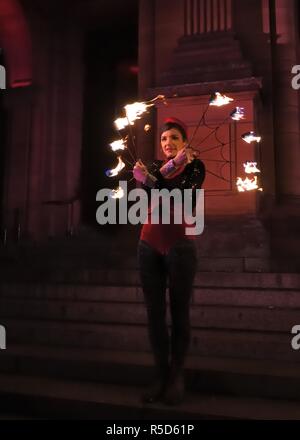 30th, novembre 2018. Glasgow, Scotland, Regno Unito, Europa. West End Festival. Un incendio spinner presso il St Andrew's Day Torchlight Parade come parte dell'evento della Scozia eventi invernali Programma. Foto Stock
