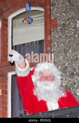 Stockton Heath, Cheshire, Regno Unito. 30 Novembre 2018 - Le luci di Natale sono stati accesi in Victoria Square, Stockton Heath, Cheshire, Inghilterra dove centinaia di persone hanno assistito ad una locale scuola di cantare le canzoni natalizie e Babbo Natale gettare i dolciumi ai bambini attraverso una tempesta di neve artificiale. Faisal Rashid, il membro del Parlamento per Warrington sud, era in credito di presenze: John Hopkins/Alamy Live News Foto Stock