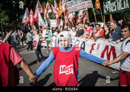 Buenos Aires, Argentina. 30 Novembre, 2018. Numerose le persone prendono parte a una marcia di protesta contro il vertice del G20. Un massiccio contingente di 25.000 delle forze di sicurezza è stato distribuito. Credito: Nicolas Villalobos/dpa/Alamy Live News Foto Stock