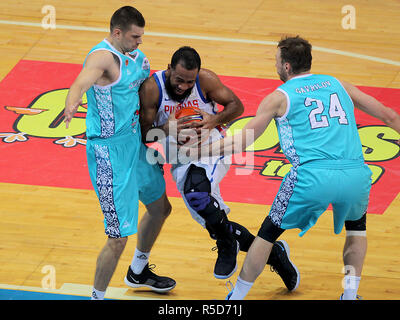 Pasay City, Filippine. 30 Novembre, 2018. Stanley Pringle delle Filippine (C) compete durante il 2019 basket FIBA World Cup qualificazioni asiatiche corrispondenza tra le Filippine e il Kazakistan in Pasay City, Filippine, nov. 30, 2018. Il Kazakistan ha vinto 92-88. Credito: Rouelle Umali/Xinhua/Alamy Live News Foto Stock