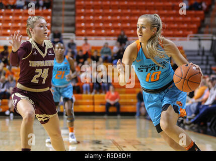 Stillwater, OK, Stati Uniti d'America. 30 Novembre, 2018. Oklahoma State avanti Bryn Gerlich (10) rigidi con la palla durante una partita di basket tra il Texas State Bobcats e Oklahoma State Cowgirls a Gallagher-Iba Arena in Stillwater, OK. Siegel grigio/CSM/Alamy Live News Foto Stock