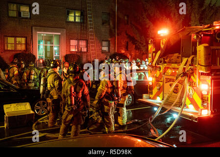 Jersey City, Stati Uniti d'America. 30 Novembre, 2018. I vigili del fuoco in stand by dopo un incendio che ha travolto diversi appartamenti in unità di altezze di Jersey City è stato messo fuori, STATI UNITI D'AMERICA. Credito: Chris Manfield/Alamy Live News. Foto Stock