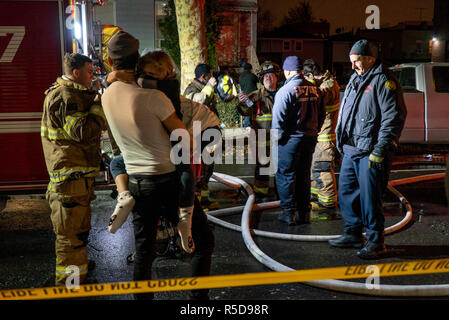 Jersey City, Stati Uniti d'America. 30 Novembre, 2018. I vigili del fuoco di famiglie di consulenza dopo un incendio si propagò più appartamento in unità di altezze di Jersey City è stato messo fuori, STATI UNITI D'AMERICA. Credito: Chris Manfield/Alamy Live News. Foto Stock