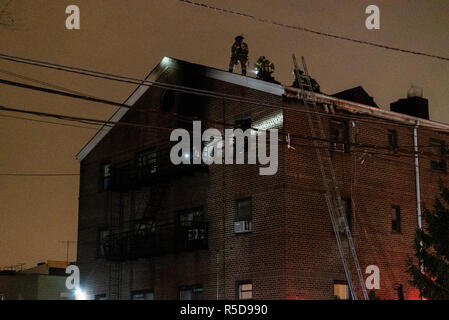 Jersey City, Stati Uniti d'America. 30 Novembre, 2018. I vigili del fuoco di ispezionare le conseguenze di un incendio che ha travolto diversi appartamenti in unità di altezze di Jersey City è stato messo fuori, STATI UNITI D'AMERICA. Credito: Chris Manfield/Alamy Live News. Foto Stock