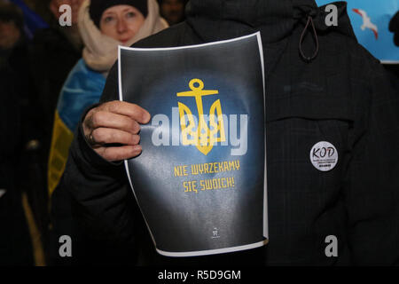 Gdansk, Polonia 30 nov. 2018 manifestanti sono visibili nella parte anteriore della Federazione russa consolato . Persone protestano contro le aggressioni nel Mar di Azov situate da russo della guardia costiera navi contro la marina militare ucraino e la detenzione dei soldati ucraini. © Max Ardulf / Alamy Live News Foto Stock