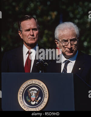 Il 30 novembre 2018. ***FILE FOTO*** George H.W. Bush ha passato via Washington, DC, Stati Uniti d'America 11 ottobre 1989 il presidente George H.W. Bush saluta il presidente italiano Francesco Cossiga al portico sud della Casa Bianca dove il Presidente Cossiga era stato accordato un benvenuto formale con gli onori militari. Il presidente Cossiga ha parlato in italiano e il suo commento sono stati tradotti da un interprete. Credito: Mark Reinstein/MediaPunch Credito: MediaPunch Inc/Alamy Live News Credito: MediaPunch Inc/Alamy Live News Credito: MediaPunch Inc/Alamy Live News Foto Stock