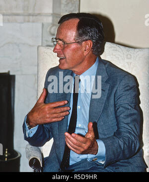 Il 30 novembre 2018. ***FILE FOTO*** George H.W. Bush ha passato via Washington, DC, Stati Uniti d'America, 15 settembre 1989 il Presidente George H. W. Bush e il Presidente Julio Maria Sanuienetti dell Uruguay parlare insieme durante una visita privata dal South American diplomat nell'Ufficio Ovale della Casa Bianca. Credito: Mark Reinstein/MediaPunch Credito: MediaPunch Inc/Alamy Live News Credito: MediaPunch Inc/Alamy Live News Credito: MediaPunch Inc/Alamy Live News Foto Stock