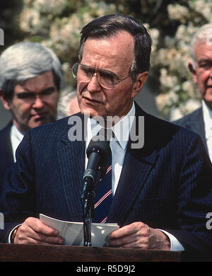 Il 30 novembre 2018. ***FILE FOTO*** George H.W. Bush ha passato via Washington, DC, Stati Uniti d'America, 14 aprile 1989 il Presidente George H. W. Bush offre il suo commento dopo la firma del bilancio Bipartisan accordo, nel giardino di rose. Credito: Mark Reinstein/MediaPunch Credito: MediaPunch Inc/Alamy Live News Credito: MediaPunch Inc/Alamy Live News Credito: MediaPunch Inc/Alamy Live News Foto Stock