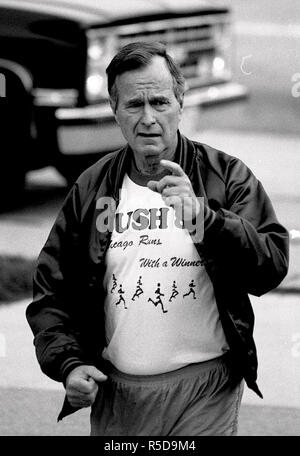 Il 30 novembre 2018. ***FILE FOTO*** George H.W. Bush ha passato via Chicago, Illinois, USA, 22 agosto 1988 Vicepresidente George H.W. Bush è pronta per andare a fare jogging nel Grant Park di Chicago durante una oscillazione della campagna attraverso lo stato di Illinois. Credito: Mark Reinstein/MediaPunch Credito: MediaPunch Inc/Alamy Live News Credito: MediaPunch Inc/Alamy Live News Credito: MediaPunch Inc/Alamy Live News Foto Stock