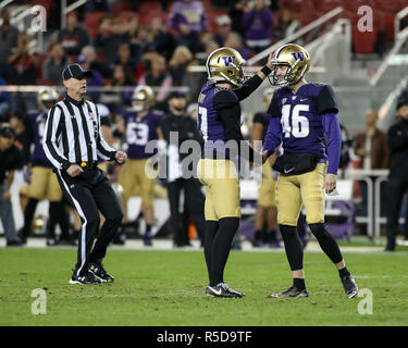 Santa Clara CA. 30 Novembre, 2018. Washington Huskies punter gara Porter #46 scuote Washington Huskies luogo kicker Kaleb McGary #47 mani dopo aver fatto obiettivo del campo durante la prima metà per il Washington Huskies vs Utah Utes a Levi Stadium di Santa Clara, CA. Il 30 novembre 2018 (foto di Jevone Moore) Credito: csm/Alamy Live News Foto Stock