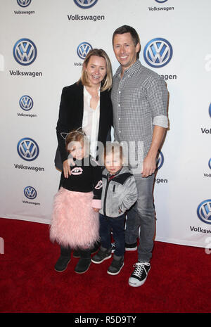 Los Angeles, CA, Stati Uniti d'America. 30 Novembre, 2018. 30 Novembre 2018 - Los Angeles, California - Beverley Mitchell, Michael Cameron, Hutton Michael Cameron, Kenzie Cameron. Vanessa Hudgens e Austin Butler celebrare Volkswagen Drive-In annuale manifestazione svoltasi presso il Goya Studios. Photo credit: Faye Sadou/AdMedia Credito: Faye Sadou/AdMedia/ZUMA filo/Alamy Live News Foto Stock