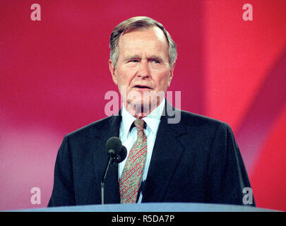 ***FILE FOTO*** George H.W. Bush ha passato via Ex Presidente degli Stati Uniti George H.W. Bush parla al 1996 Convention Nazionale Repubblicana presso il San Diego Convention Center a San Diego, la California il 12 agosto 1996. Credito: Ron Sachs/CNP /MediaPunch Credito: MediaPunch Inc/Alamy Live News Foto Stock