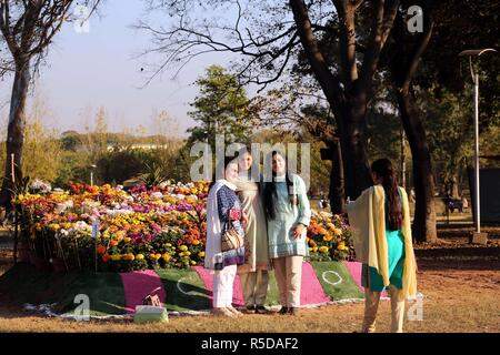 (181201) -- ISLAMABAD, 1 dicembre, 2018 (Xinhua) -- la gente visita il crisantemo e autunno fiori mostrano a Islamabad, la capitale del Pakistan, su nov. 30, 2018. La 39th crisantemo e autunno Flower Show ha dato dei calci a fuori il venerdì a Islamabad. (Xinhua/Ahmad Kamal)(yy) Foto Stock