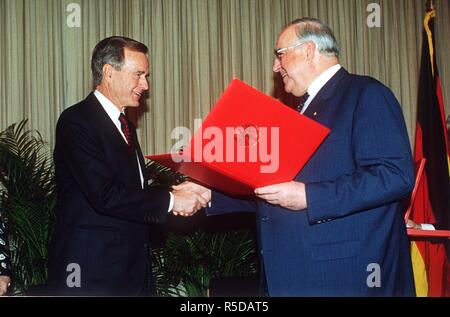 Archivio - Il cancelliere tedesco Helmut Kohl (CDU, R) incontra l'ex presidente americano George Bush per presentarsi a lui con il più alto Ordine al Merito della Repubblica federale di Germania in Washington, DC, Stati Uniti d'America, 30 gennaio 1994. L'ex cancelliere tedesco Helmut Kohl morì all'età di 87 il 16 giugno. La notizia è stata condivisa con il tedesco agenzia di stampa da Kohl's avvocato Holthoff-Pfoertner. Foto: Martin Gerten/dpa | Utilizzo di tutto il mondo Foto Stock