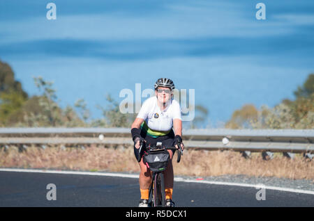 Oriente Jindabyne, Australia - 1 Dicembre 2018: Donna sorridente come lei vince un tratto della salita Credito: Blue Pebble/Alamy Live News Foto Stock