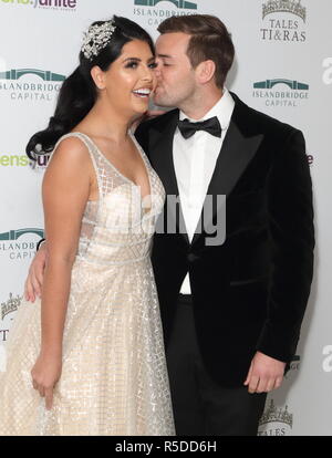 Londra, Regno Unito. 30 Novembre, 2018. Cara de la Hoyde e Nathan Massey visto gli adolescenti unite, racconti e diademi Gala presso il Dorchester, Park Lane. Credito: Keith Mayhew/SOPA Immagini/ZUMA filo/Alamy Live News Foto Stock