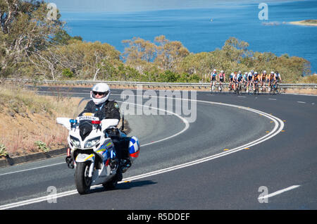 Oriente Jindabyne, Australia - 1 Dicembre 2018: Polizia scortare la testa di una delle tappe della gara Credito: Blue Pebble/Alamy Live News Foto Stock