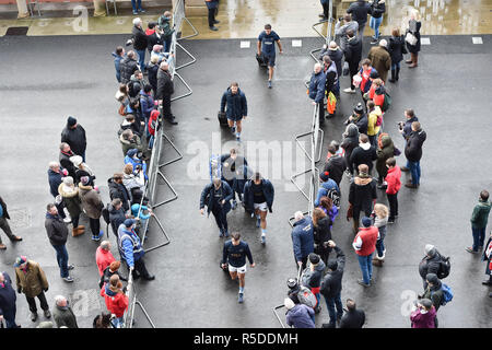 Twickenham, Regno Unito. Il 1 dicembre 2018. Twickenham, Regno Unito , 1 dicembre 2018. Twickenham, Londra, UK, 01 dicembre, 2018. Barbari e Argentina arrivo del team durante il Killik Cup - barbari v Argentina a Twickenham Stadium il Sabato, 01 dicembre 2018. Londra Inghilterra. (Solo uso editoriale, è richiesta una licenza per uso commerciale. Nessun uso in scommesse, giochi o un singolo giocatore/club/league pubblicazioni.) Credito: Taka G Wu/Alamy News Foto Stock
