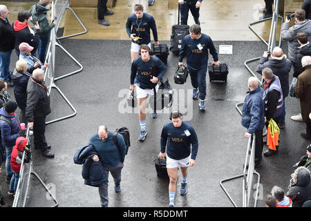 Twickenham, Regno Unito. Il 1 dicembre 2018. Twickenham, Regno Unito , 1 dicembre 2018. Twickenham, Londra, UK, 01 dicembre, 2018. Barbari e Argentina arrivo del team durante il Killik Cup - barbari v Argentina a Twickenham Stadium il Sabato, 01 dicembre 2018. Londra Inghilterra. (Solo uso editoriale, è richiesta una licenza per uso commerciale. Nessun uso in scommesse, giochi o un singolo giocatore/club/league pubblicazioni.) Credito: Taka G Wu/Alamy News Foto Stock