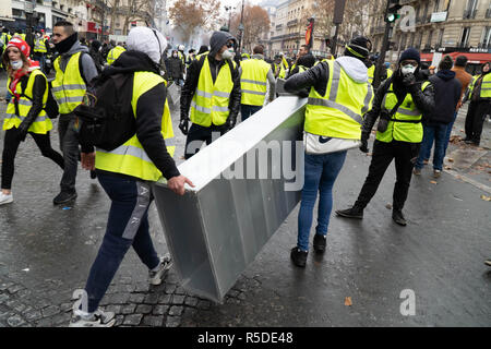 Parigi, Francia, 01 dicembre, 2018. I manifestanti raccogliere detriti per costruire una barricata mentre si scontrano con la polizia nel centro di Parigi, 1 dicembre 2018. 1 dicembre, 2018. Il ''Giubbotto giallo'' movimento iniziò in tutta la Francia contro gas escursioni fiscale proposto dalla Macron amministrazione, ma è cresciuta nel corso di diverse settimane per rappresentare l'insoddisfazione generale con il costo della vita. Credito: Michael Candelori/ZUMA filo/Alamy Live News Foto Stock