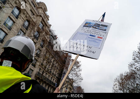 Parigi, Francia, 01 dicembre, 2018. I manifestanti marzo nel centro di Parigi, 1 dicembre 2018. 1 dicembre, 2018. Il ''Giubbotto giallo'' movimento iniziò in tutta la Francia contro gas escursioni fiscale proposto dalla Macron amministrazione, ma è cresciuta nel corso di diverse settimane per rappresentare l'insoddisfazione generale con il costo della vita. Credito: Michael Candelori/ZUMA filo/Alamy Live News Foto Stock