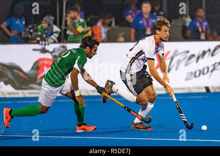 BHUBhubaneswar, India, 01 dicembre, 2018. Hockey Odisha uomini di Coppa del Mondo di Bhubaneswar 2018. Luogo: Kalinga Stadium. Ali Shan e Florian Fuchs durante il gioco vs Germania il Pakistan. Credito: Pro scatti/Alamy Live News Credito: Pro scatti/Alamy Live News Foto Stock