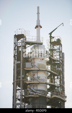 Baikonur, Kazakistan, 1 dicembre 2018. I bracci del gantry fissano il booster Soyuz rocket e MS-11 navicella spaziale sulla rampa di lancio la mattina presto al cosmodromo di Baikonur il 1 dicembre, 2018 di Baikonur in Kazakhstan. Il razzo porterà Expedition 58 membri di equipaggio russo Oleg Kononenko di Roscosmos, American Anne McClain e David canadese Saint-Jacques alla Stazione Spaziale Internazionale su dicembre 3rd. Credito: Planetpix/Alamy Live News Foto Stock