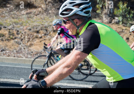 Oriente Jindabyne, Australia - 1 Dicembre 2018: Side Shot di ciclisti su un alto colle sezione Credito: Blue Pebble/Alamy Live News Foto Stock