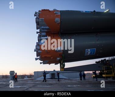 Baikonur, Kazakistan, 1 dicembre 2018. Il booster Soyuz rocket e MS-11 lander è rotolato fuori per il lancio in treno del mattino presso il cosmodromo di Baikonur il 1 dicembre, 2018 di Baikonur in Kazakhstan. Il razzo porterà Expedition 58 membri di equipaggio russo Oleg Kononenko di Roscosmos, American Anne McClain e David canadese Saint-Jacques alla Stazione spaziale internazionale. Credito: Planetpix/Alamy Live News Foto Stock