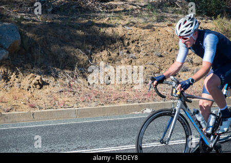Oriente Jindabyne, Australia - 1 Dicembre 2018: Side Shot di ciclisti su un alto colle sezione Credito: Blue Pebble/Alamy Live News Foto Stock