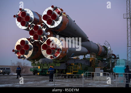 Baikonur, Kazakistan, 1 dicembre 2018. Il booster Soyuz rocket e MS-11 lander è rotolato fuori per il lancio in treno del mattino presso il cosmodromo di Baikonur il 1 dicembre, 2018 di Baikonur in Kazakhstan. Il razzo porterà Expedition 58 membri di equipaggio russo Oleg Kononenko di Roscosmos, American Anne McClain e David canadese Saint-Jacques alla Stazione spaziale internazionale. Credito: Planetpix/Alamy Live News Foto Stock