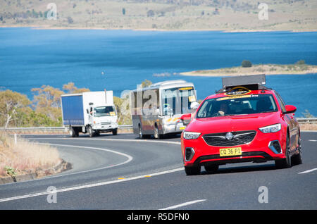 Oriente Jindabyne, Australia - 1 Dicembre 2018: Posteriore convoglio di gara passando il Lago Jindabyne Credito: Blue Pebble/Alamy Live News Foto Stock