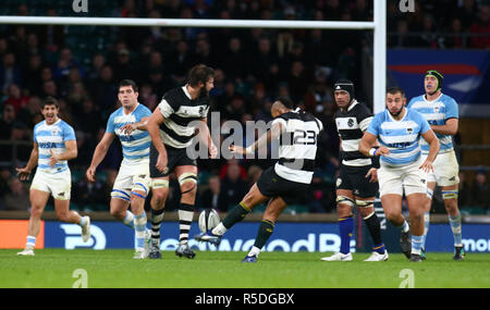 Londra, UK, 01 dicembre, 2018 Elton Jantjies (Lions e Sud Africa) di barbari calci i punti vincenti durante la Killik Cup tra i barbari e Argentina a Twickenham Stadium , Londra, Inghilterra il 01 Dic 2018. Azione di Credito Foto Sport Foto Stock