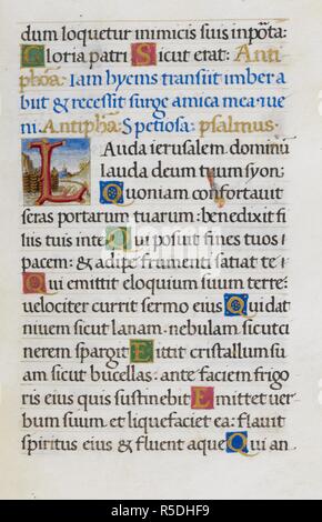 Pagina testo con iniziale 'L'. Mirandola ore. L'Italia, circa 1490-1499. [Intero folio] Testo pagina dalle ore della Vergine. Alla fine del Salmo 126; Salmo 147 con iniziale 'L', formata di rami contro un sfondo panoramico immagine presa da Mirandola ore. Originariamente pubblicato/prodotto in Italia, circa 1490-1499. Fonte: Aggiungi. 50002, f.43. Lingue: Latina. Foto Stock